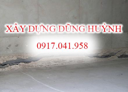 KHE NỨT CHỖ TIẾP GIÁP CHÂN TƯỜNG VÀ NỀN NHÀ